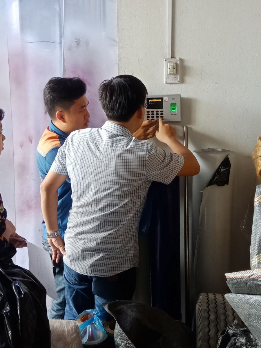 máy chấm công vân tay quản lý giờ làm việc nhân viên hiệu quả và chính xác