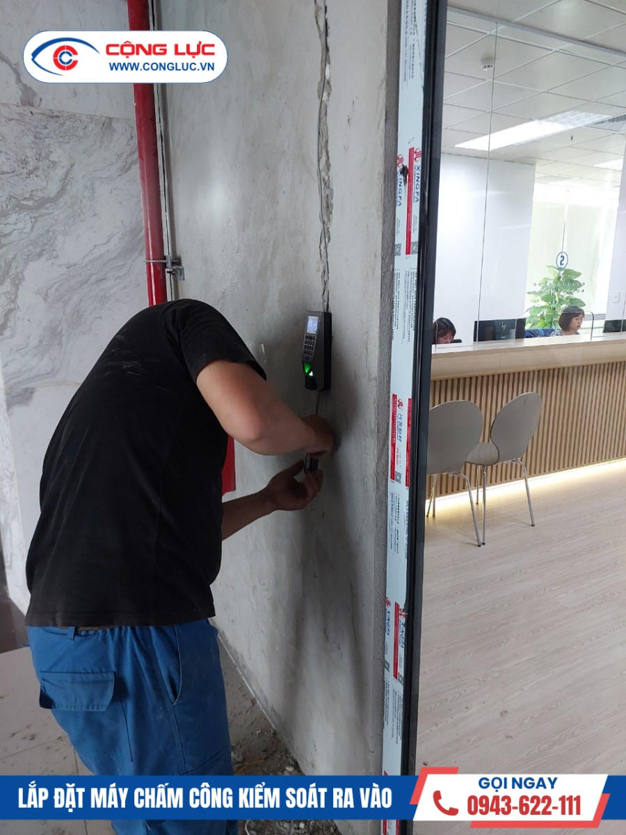 Lắp máy chấm công kiểm soát ra vào công ty