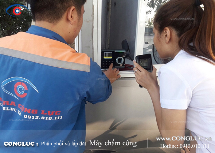 Nhân viên kỹ thuật lắp đặt máy chấm công tại Hải Phòng