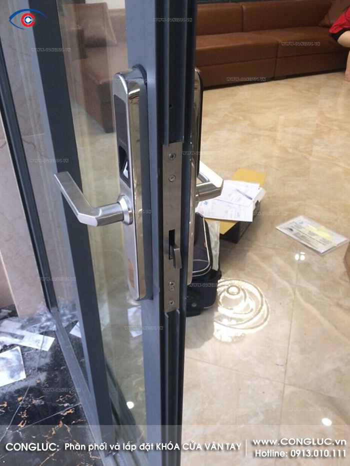 khóa vân tay được lắp đặt cho cửa nhôm kính