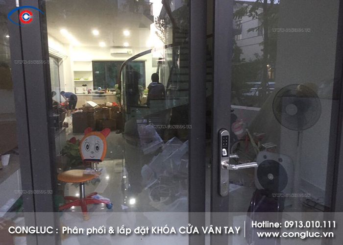 khóa vân tay dành cho cửa nhôm kính