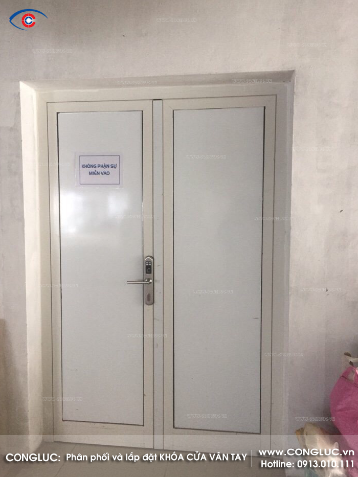 khóa vân tay lắp cho cửa nhựa lõi thép
