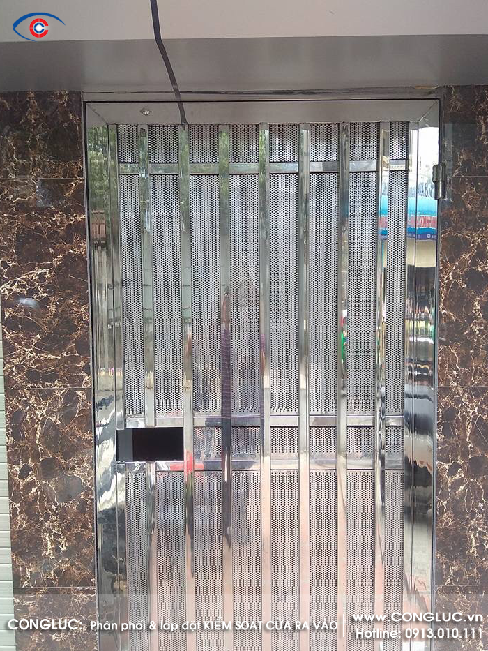 Lắp đặt khóa kiểm soát cửa ra vào cho cửa cổng inox