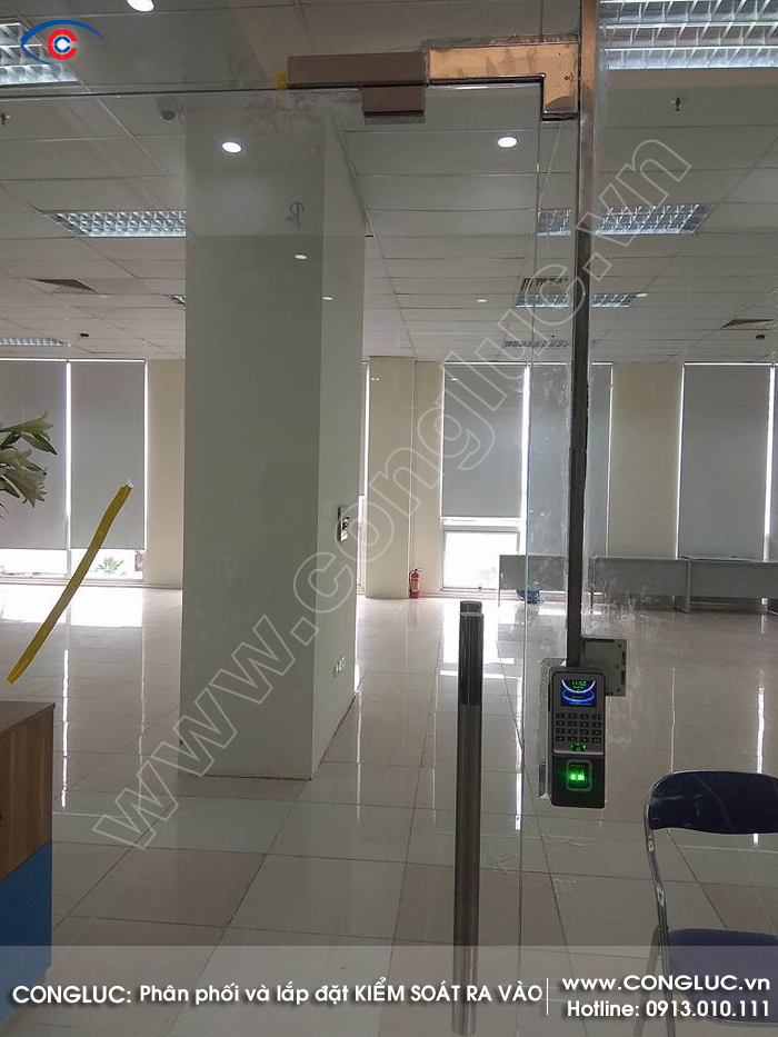 Lắp đặt khóa kiểm soát ra vào cho cửa kính cường lực 2 cánh