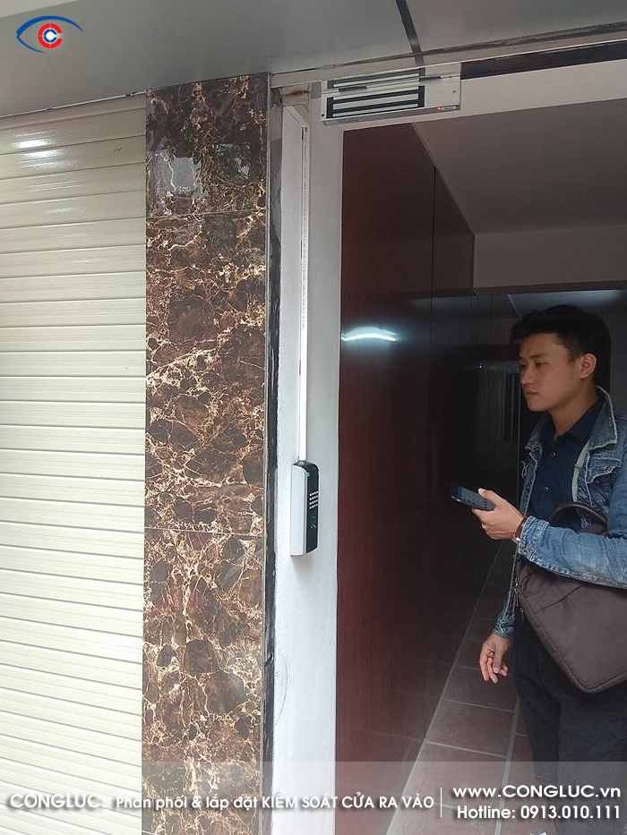 Lắp đặt kiểm soát cửa ra vào cho cửa cổng inox