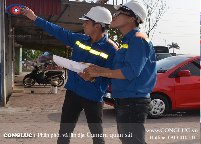 Thợ lắp đặt camera giám sát an ninh chuyên nghiệp cho tiệm vàng