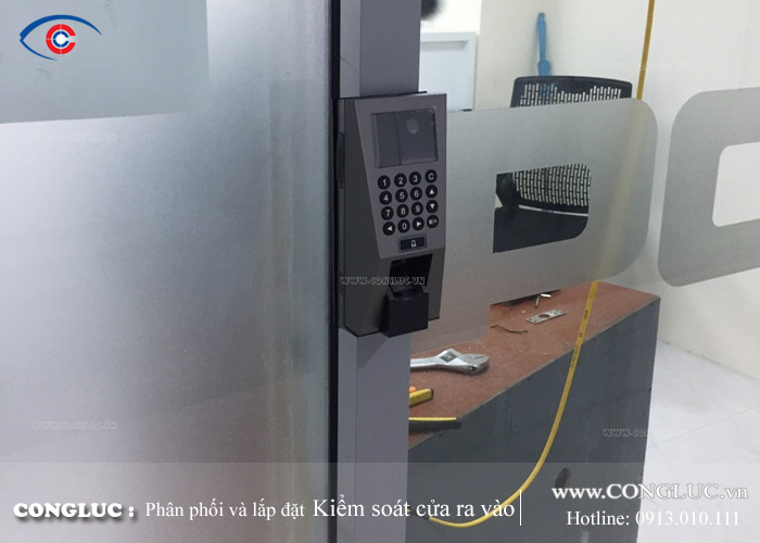 Lắp máy chấm công kiểm soát cửa ra vào tòa nhà chung cư cao tầng