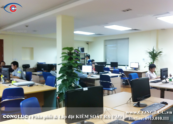 lắp kiểm soát cửa ra vào văn phòng