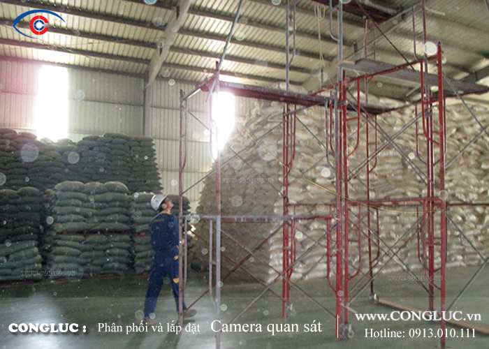 Kỹ thuật viên lắp đặt camera giám sát an ninh tại khu công nghiệp hải phòng