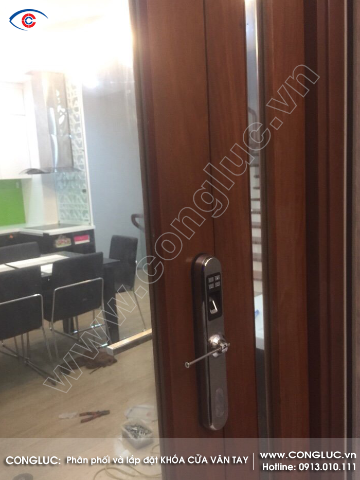 Lắp khóa cửa vân tay Adel 5800 cho cửa nhôm kính