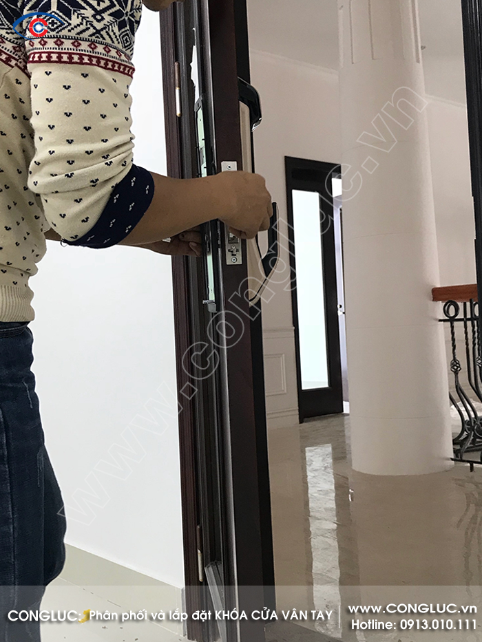 Kỹ thuật lắp khóa cửa vân tay chuyên nghiệp tại Hải Phòng