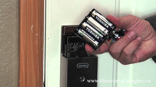 Sửa khóa cửa vân tay thay pin khóa vân tay