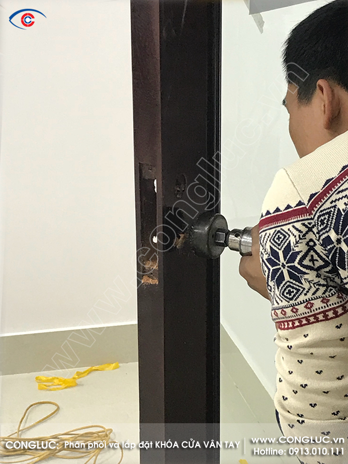 Thợ lắp đặt khóa cửa vân tay chuyên nghiệp tại Hải Phòng
