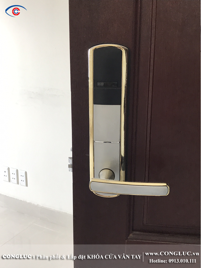 hình ảnh khóa thẻ từ adel a7mf lắp đặt cho cửa khách sạn