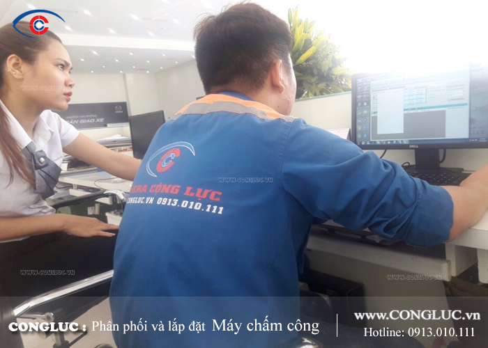 Kỹ thuật viên lắp đặt máy chấm công chuyên nghiệp tại Hải Phòng