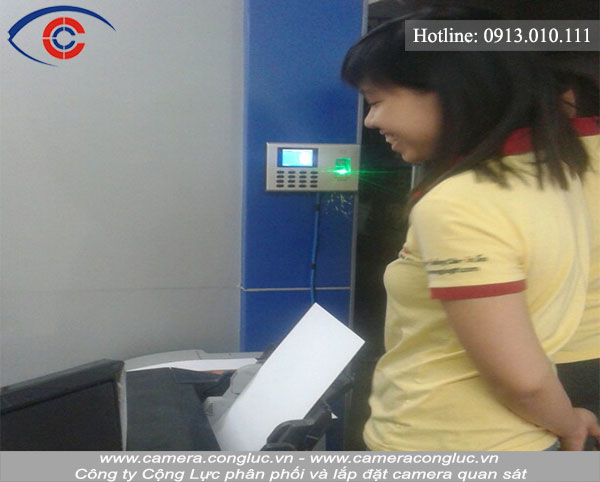 lắp đặt máy chấm công tại công ty