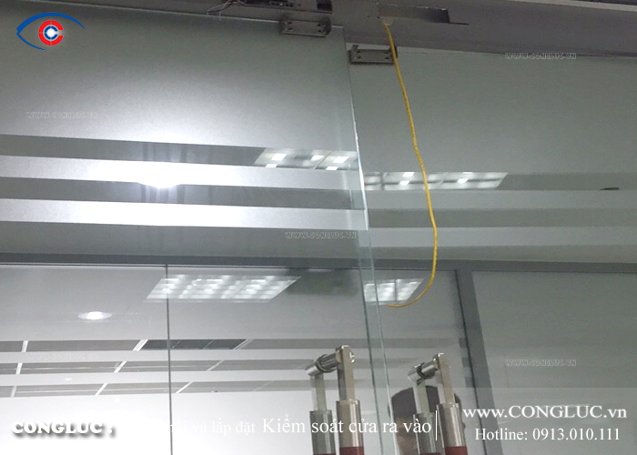Lắp đặt hệ thống kiểm soát cửa ra vào bằng vân tay
